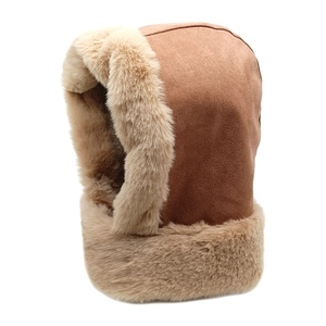 Dettaglio cappello invernale in pelle scamosciata marrone con fodera in peluche e paraorecchi