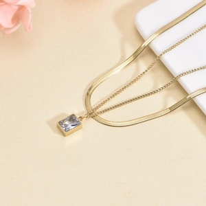 Collier double épaisseur en titane doré avec pendentif cristal carré et chaîne serpent élégante
