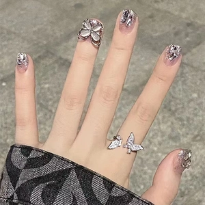 Short Square Press On Nails Nude Pink Gradient Silver Glitter Butterfly Rhinestone Artificial Pearl Fake Nails For Women Elegant