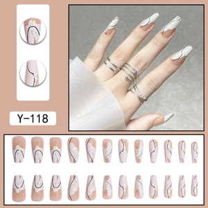 Faux ongles ballerine nude avec blocs blancs, lignes noires et feuilles d'or, Y-118
