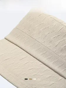 Gros plan du chapeau bob beige minimaliste présentant un tissu jacquard géométrique