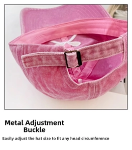 Detailansicht der verstellbaren Metallschnalle an der rosa gewaschenen Jeans-Mütze