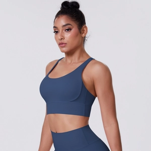 Dettaglio del reggiseno sportivo blu scuro con scollo a U e bordo largo per fitness