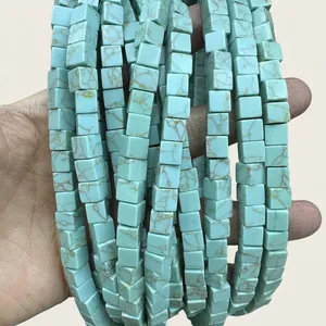 Vue détaillée de perles carrées en pierre bleu turquoise avec nervures pour bijoux DIY