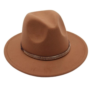 Détail d'un chapeau fedora en laine marron avec ruban de perles strass sur fond blanc