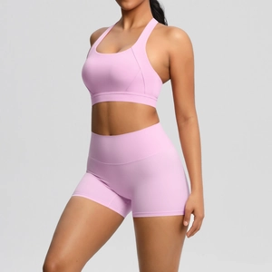 Rosa Yoga-Set Detail mit Racerback-Sport-BH und High-Waist-Shorts aus weichem Stoff