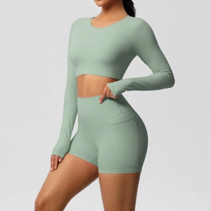 Detail van de saliegroene yogaset met zijzak op de korte broek en de textuur van de stof