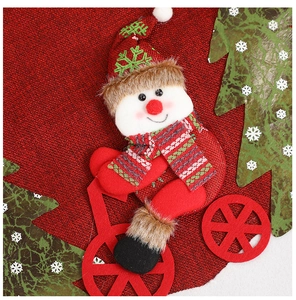Détail d'une housse de chaise bonhomme de neige avec écharpe à carreaux et bonnet de Noël rouge