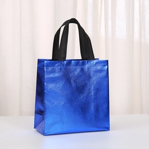 Dettaglio della borsa shopping blu metallizzata in tessuto non tessuto con manici