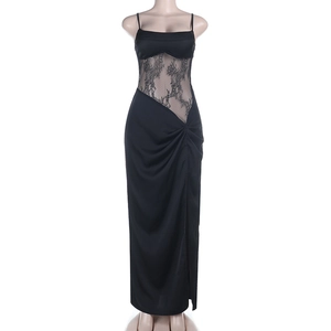 Détail de la dentelle noire et de la fente latérale sur cette robe de soirée chic