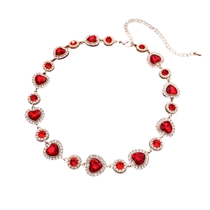 Parure de bijoux de luxe française avec collier cœur rouge et pierres sur fond blanc