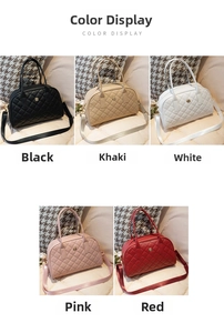 Détail de sacs bandoulière matelassés en noir, kaki, blanc, rose et rouge