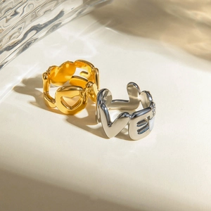 Détails des bagues LOVE polies en or et argent avec de légers accents de cristaux