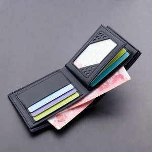 Cartera bifold para hombre en cuero negro con ranuras para tarjetas y ventana ID