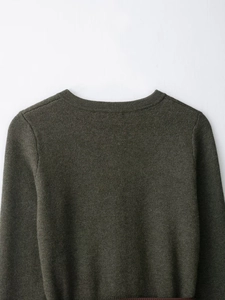 Gros plan du col du cardigan en tricot vert olive et détails de la texture