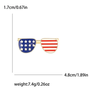 Spilla occhiali da sole con bandiera americana e dimensioni di 1,7x4,8cm