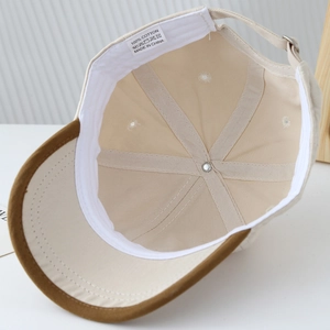 Intérieur détaillé de la casquette bébé en coton avec bandeau et coutures propres