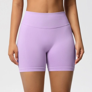 Détail du short de fitness sans couture violet clair à taille haute et ceinture côtelée