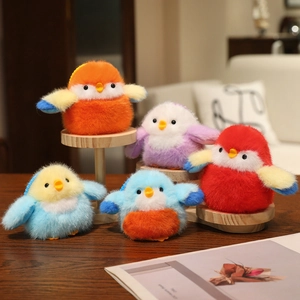 Lot de cinq porte-clés oiseaux en peluche colorée en fausse fourrure sur support bois