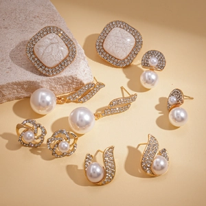 Set da dieci pezzi di orecchini geometrici con strass e perle su base in pietra naturale