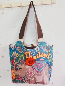 Detail der bunten Elefantenstickerei und Thailand-Schriftzug auf Ethno-Canvas-Tasche