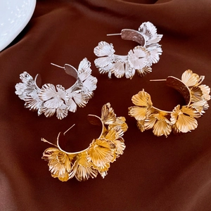 Boucles D'Oreilles Créoles En C À Pétales Superposés Avec Tige En Argent Bijoux Floraux En Alliage Texturé Métallique Femme