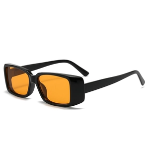 Modische rechteckige Sonnenbrille mit dickem schwarzem Rahmen und orangefarbenen Gläsern