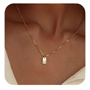 Minimalistische 14K vergoldete Halskette mit rechteckigem Anhänger und graviertem Buchstaben H