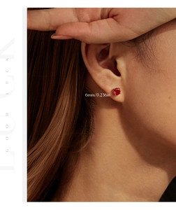 Dettaglio dell'orecchino in argento S925 con zircone rosso da 6 mm taglio rosa