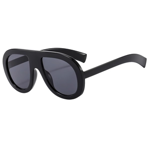 Retro pilot oversized sunglasses in glossy black frame with dark grey lenses in 45-degree view