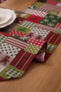 Dettaglio del runner da tavola natalizio con trama in jacquard e motivi ornamentali