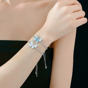 Détail du bracelet papillon en cristal avec perles et fermoir coulissant ajustable