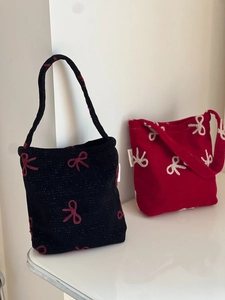 Détail de sacs en tricot avec broderie de nœud 3D et étiquettes tissées simple wish