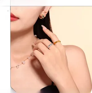 Détails de bagues géométriques et boucles d'oreilles serties de cristaux colorés