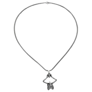 Detail van een punk stijl skelet hanger met antieke zilveren afwerking en ronde metalen ketting
