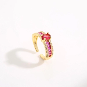 Anello regolabile placcato oro 18K con rubino rosso e zirconi rosa incastonati
