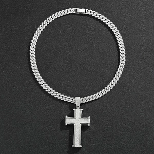Détails du grand pendentif croix bicolore serti de pierres sur une chaîne cubaine épaisse