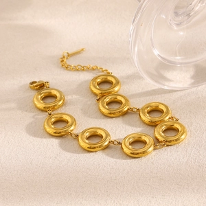 Detailed macro of polished 18K gold plated stainless steel solid circle link bracelet