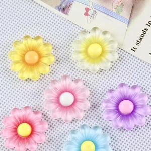 Breloques marguerites en résine colorée pour bricolage de pinces à cheveux en six tons
