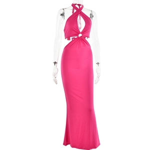 Détail de la robe licou fuchsia avec découpe à la taille et boucle en métal décorative