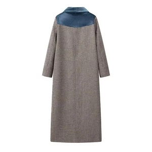 Long manteau à carreaux style britannique avec empiècement bleu et motif écossais gris-brun