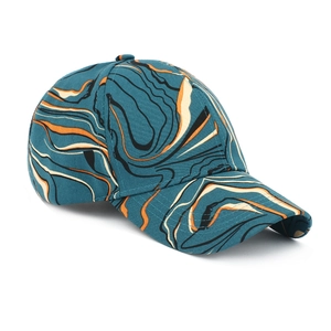 Détail de la casquette de baseball à motif marbre coloré avec tissu texturé à vagues
