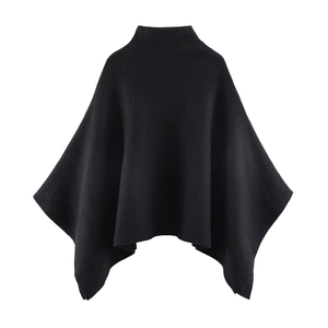 Détail d'une cape poncho noire en maille avec col montant et texture lisse