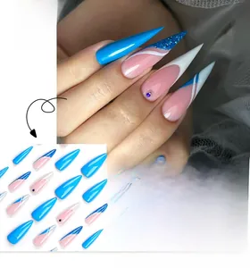 Détails de faux ongles stiletto longs avec paillettes bleues et strass violets brillants