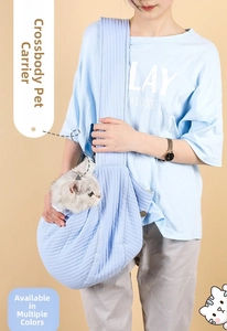 Détail du sac de transport matelassé bleu clair pour animaux avec large bandoulière