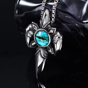 Vue détaillée du pendentif œil d'Horus avec pierre bleue et serti à griffes