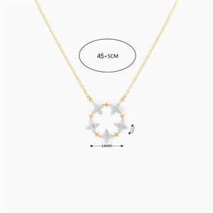 Élégant collier de fleurs dorées avec pendentif en zircon bleu sur chaîne de 45+5 cm