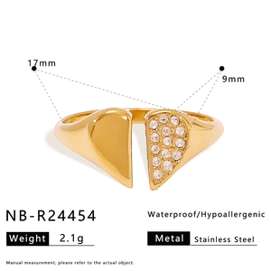 Détails techniques de la bague coeur dorée indiquant la taille 17mm et l'acier inoxydable