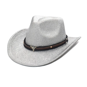 Chapeau de cowboy argenté scintillant avec ornement de crâne de taureau en métal sur fond blanc