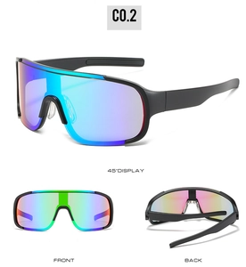 Trois vues de lunettes de soleil de cyclisme sport avec monture noire et verres miroirs
